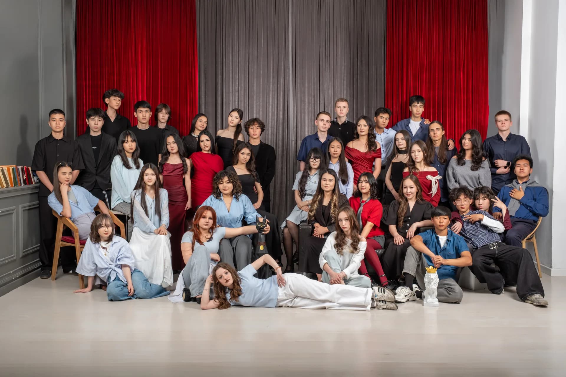 Graduates' group photographs — 13 школа · 9-Г
