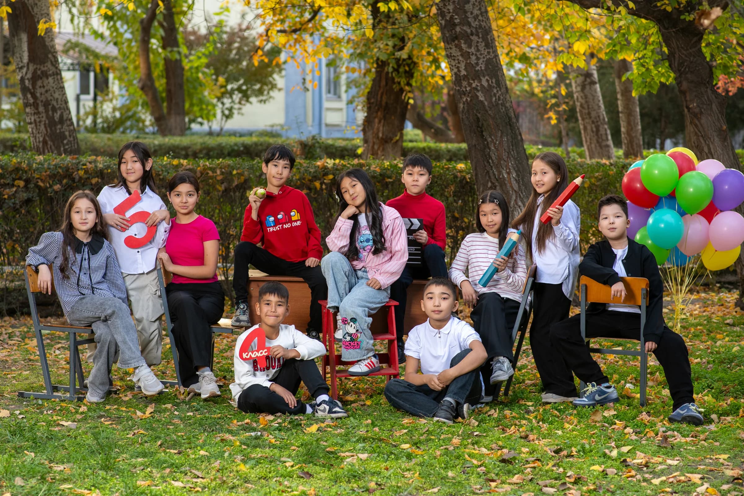 Children with balloons at an autumn photo session
